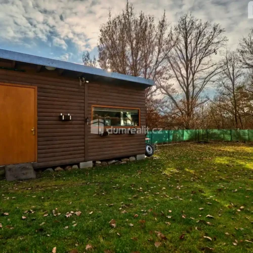pozemek s modulárním domkem