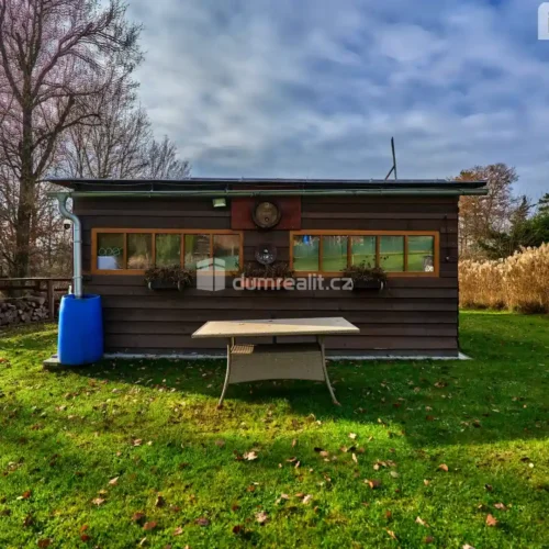 Pozemek s modulárním domkem Loket