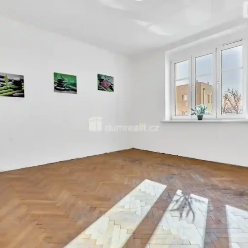 prázdný pokoj byt 4+1 Karlovy Vary
