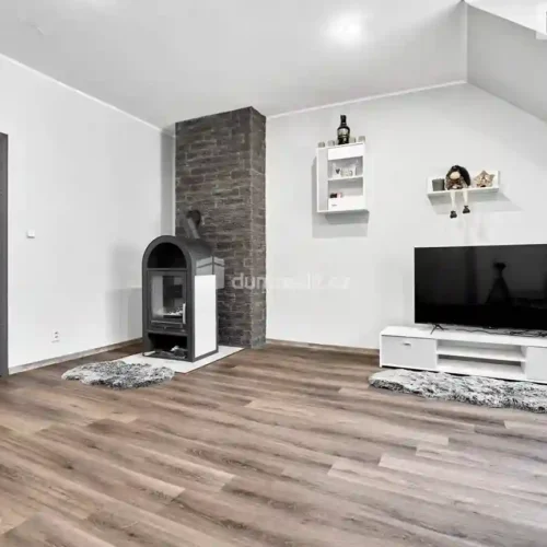 obývací pokoj s krbem byt Karlovy Vary Stará Role