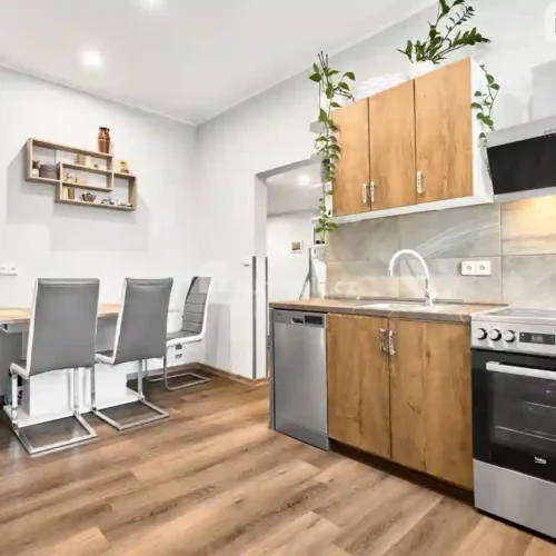 kuchyň s jídelním koutem byt Karlovy Vary