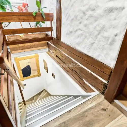 schodiště do patra rodinný dům Oloví